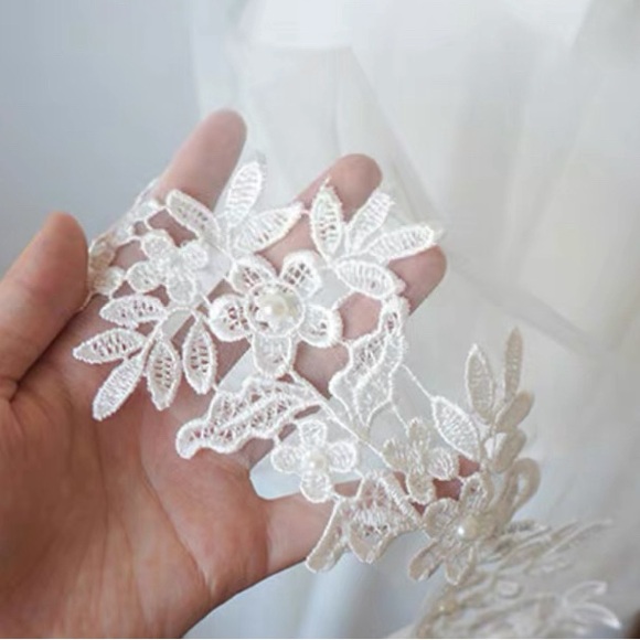 Floral Lace Short Wedding Veil with Comb Fingertip Length - Picture 4 of 6